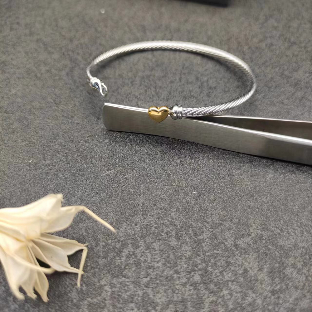 David Yurman's gold heart-shaped silver bracelet - Picture 7 of 9